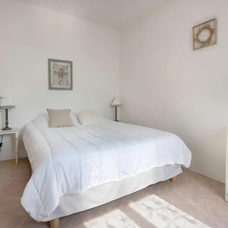 Отель Parenthese Rafraichissante A Tharon Plage 4*